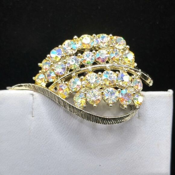 Vintage Aurora Borealis Rhinestone Leaf Brooch Gold Tone 1950s 1960s Pin - Picture 7 of 7